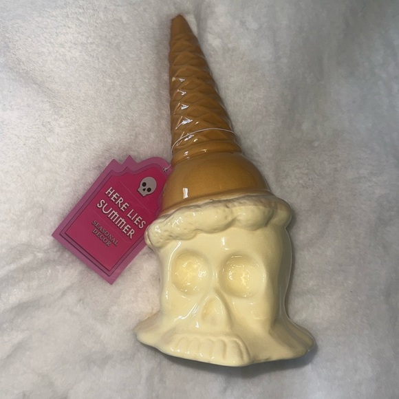 🍦☠️NEW Summer Lies Here Vanilla Ice Cream Skull Summerween Figurine🍦☠️ - Picture 2 of 6